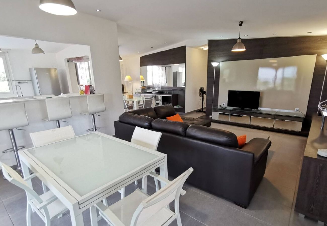 Villa in Le Gosier - Villa Sainte Anne ref G112A 5ch piscine 100m plage