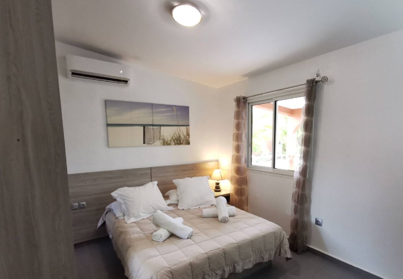 Villa in Le Gosier - Villa Sainte Anne ref G112A 5ch piscine 100m plage