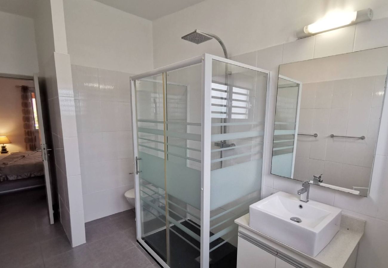 Villa in Le Gosier - Villa Sainte Anne ref G112A 5ch piscine 100m plage