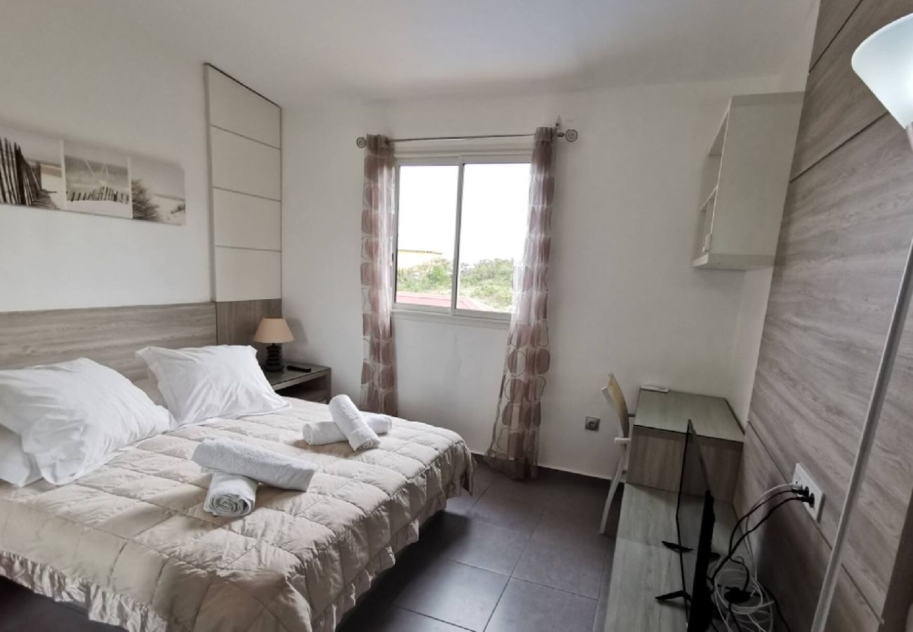 Villa in Le Gosier - Villa Sainte Anne ref G112A 5ch piscine 100m plage