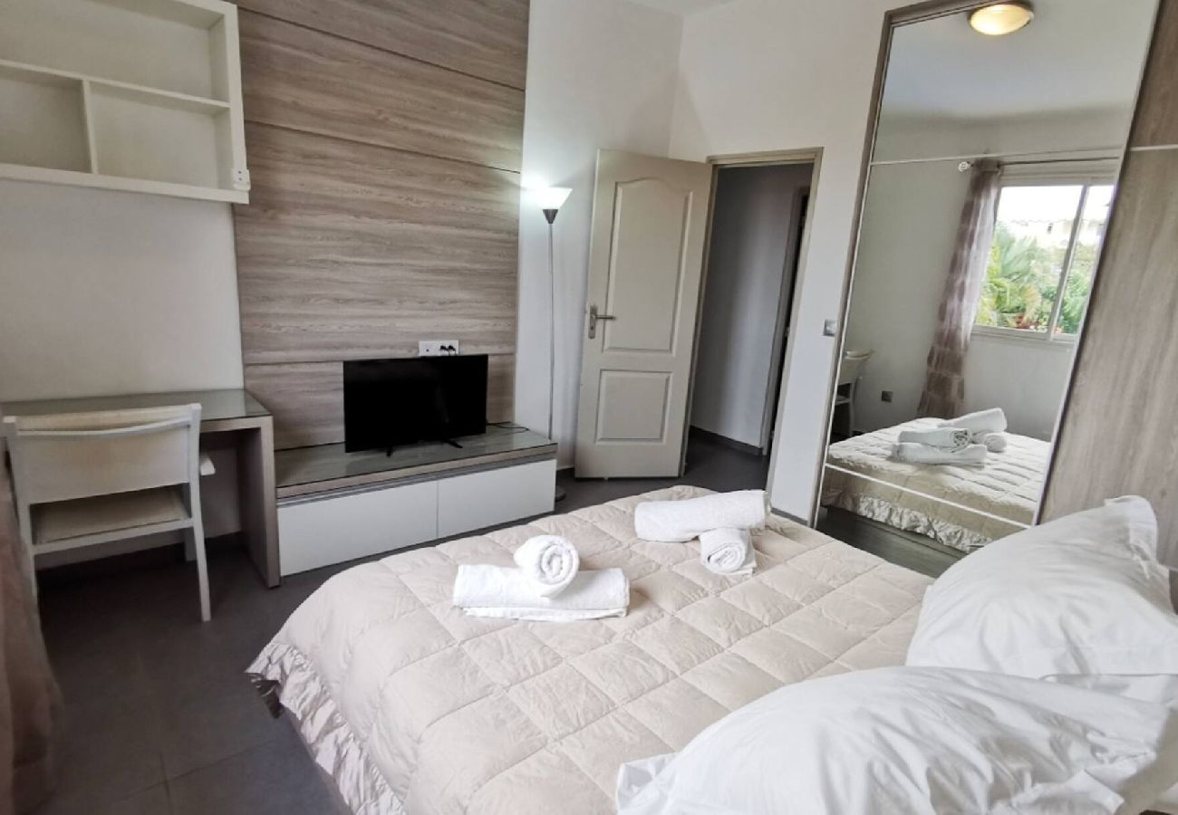Villa in Le Gosier - Villa Sainte Anne ref G112A 5ch piscine 100m plage