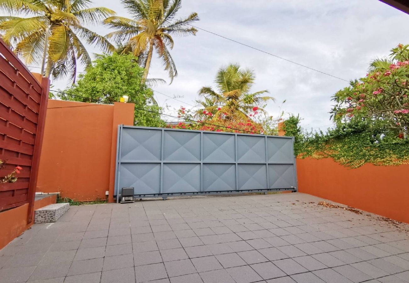 Villa in Le Gosier - Villa Sainte Anne ref G112A 5ch piscine 100m plage