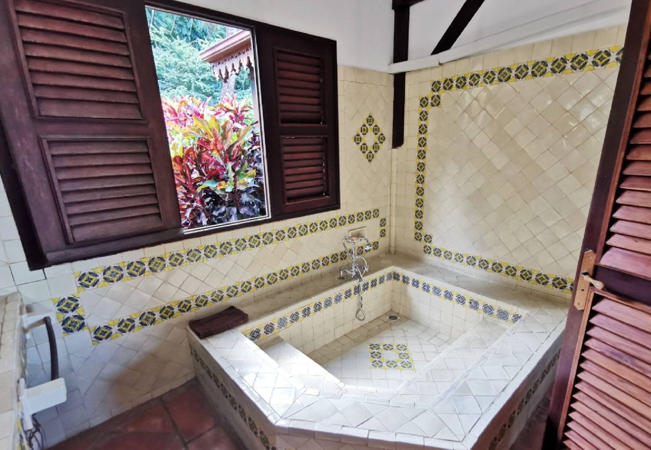 Villa in Deshaies - Villa à Deshaies G199 vue mer 11 pers piscine