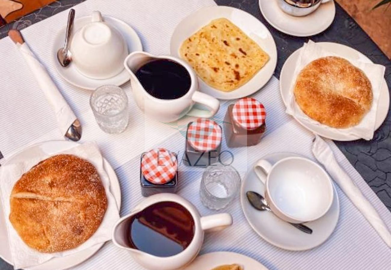 Rent by room in Marrakech - CH QUADRUPLE Riad Sidi Radoine MAR0052F