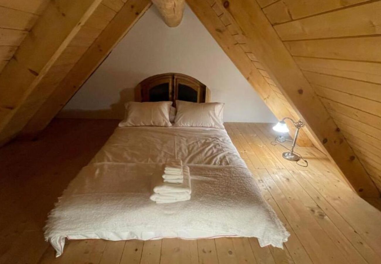 House in Laval - CAN017 : La Maison en Bois Rond