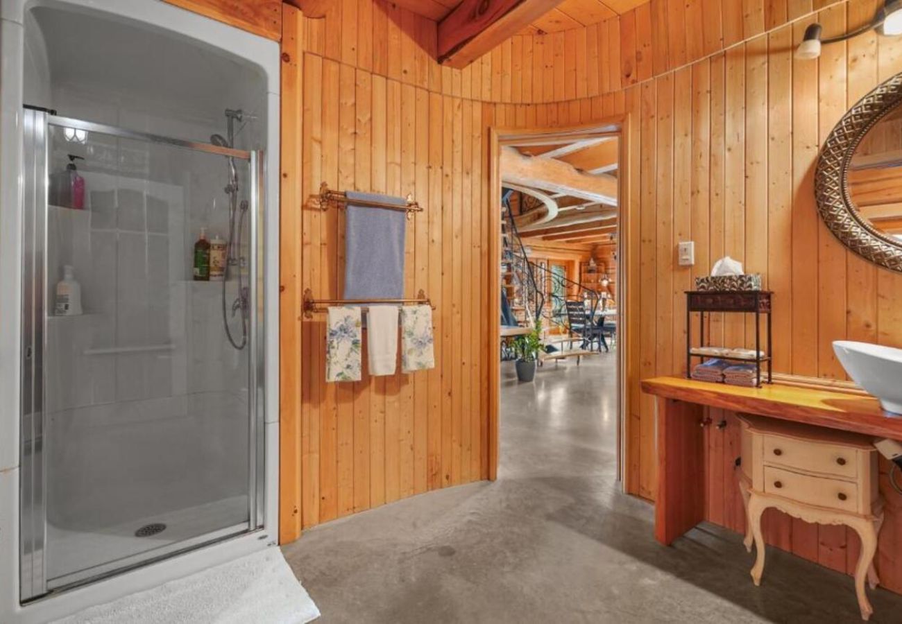 House in Laval - CAN017 : La Maison en Bois Rond