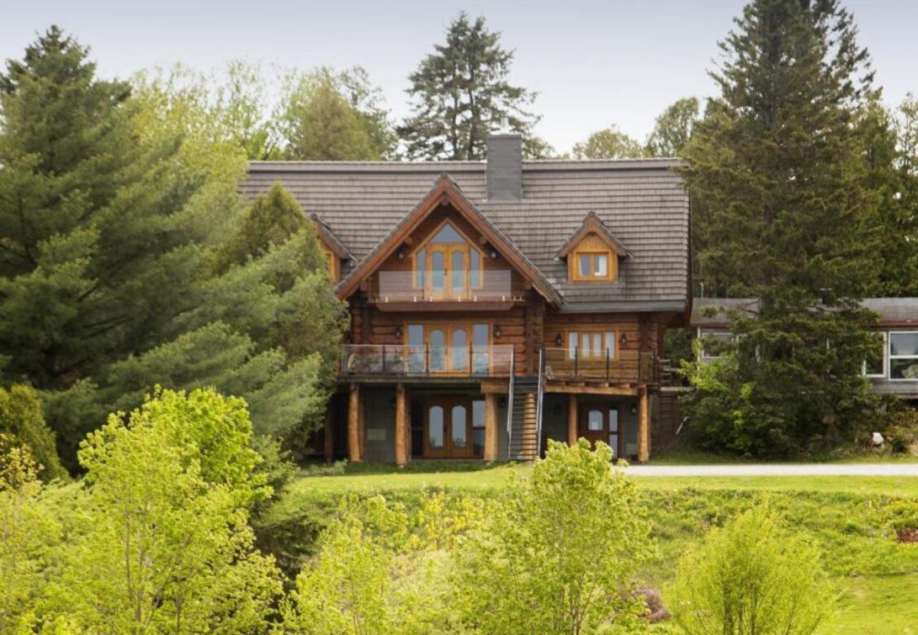 House in Laval - CAN017 : La Maison en Bois Rond