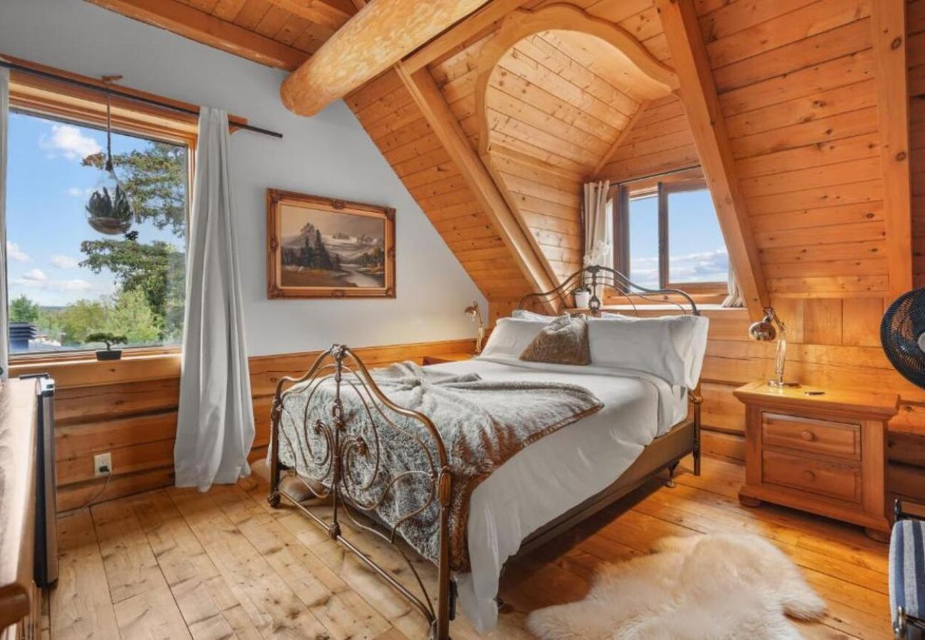 House in Laval - CAN017 : La Maison en Bois Rond