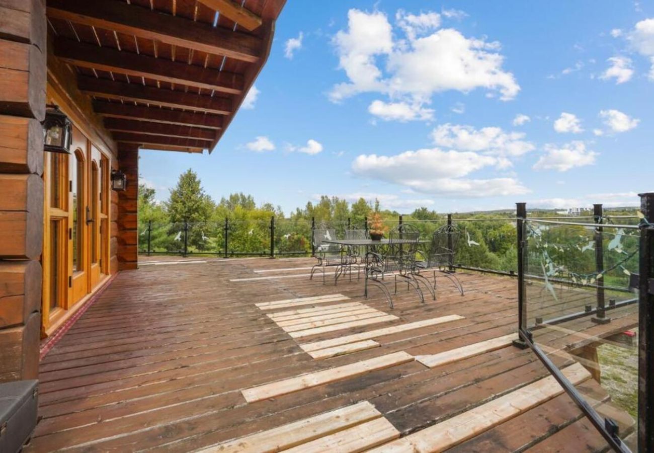 House in Laval - CAN017 : La Maison en Bois Rond