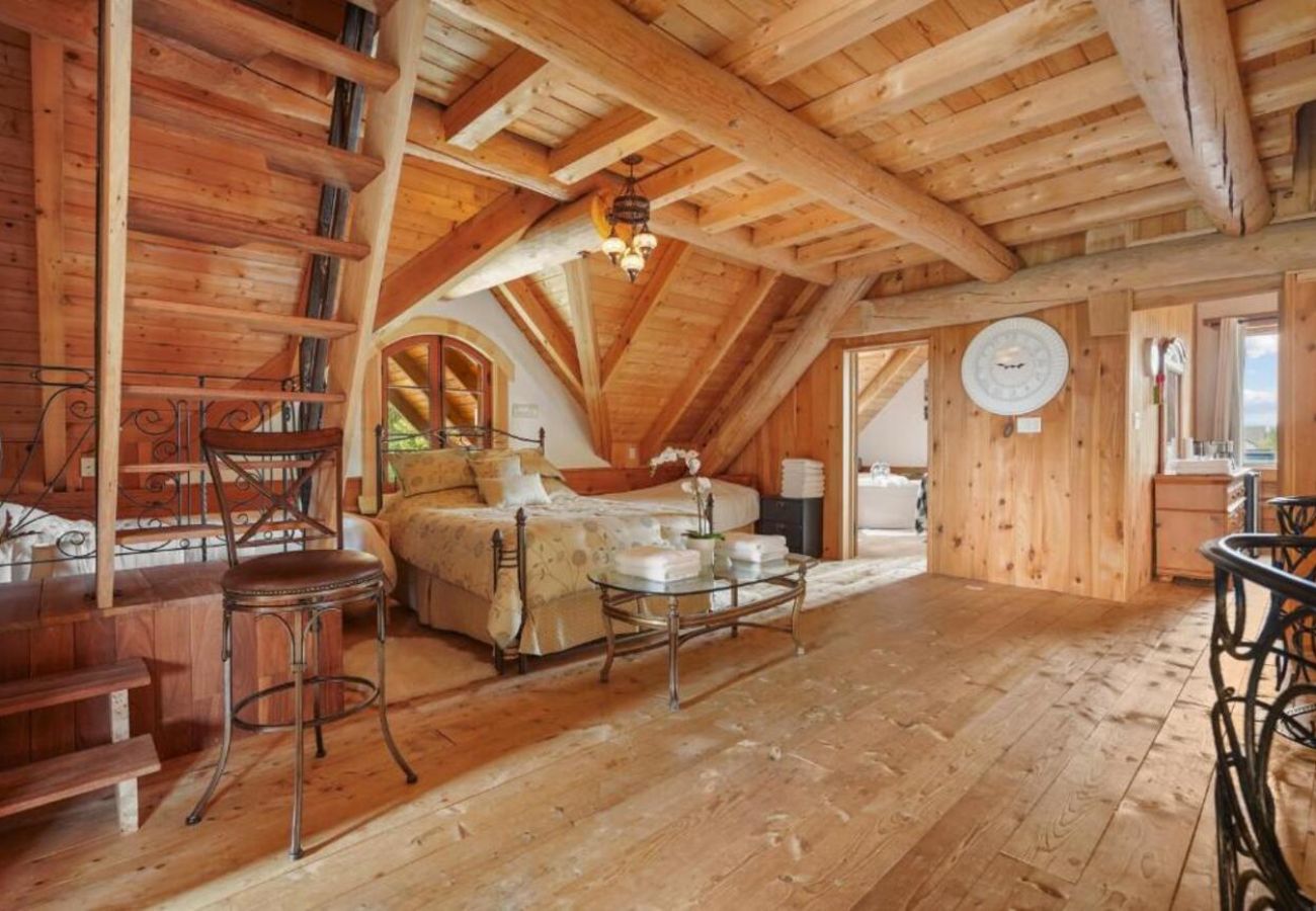 House in Laval - CAN017 : La Maison en Bois Rond