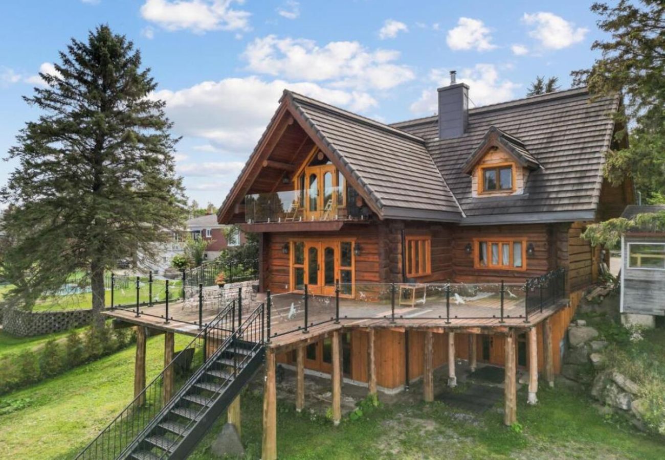House in Laval - CAN017 : La Maison en Bois Rond