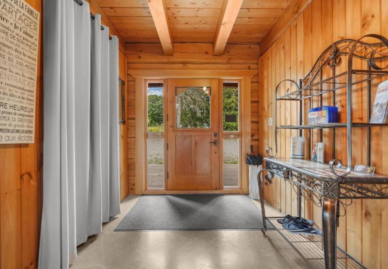 House in Laval - CAN017 : La Maison en Bois Rond