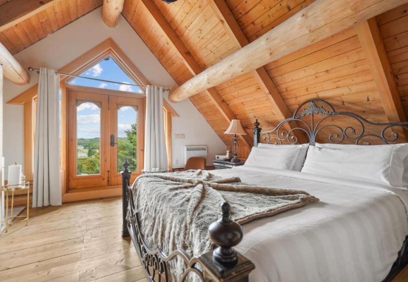 House in Laval - CAN017 : La Maison en Bois Rond