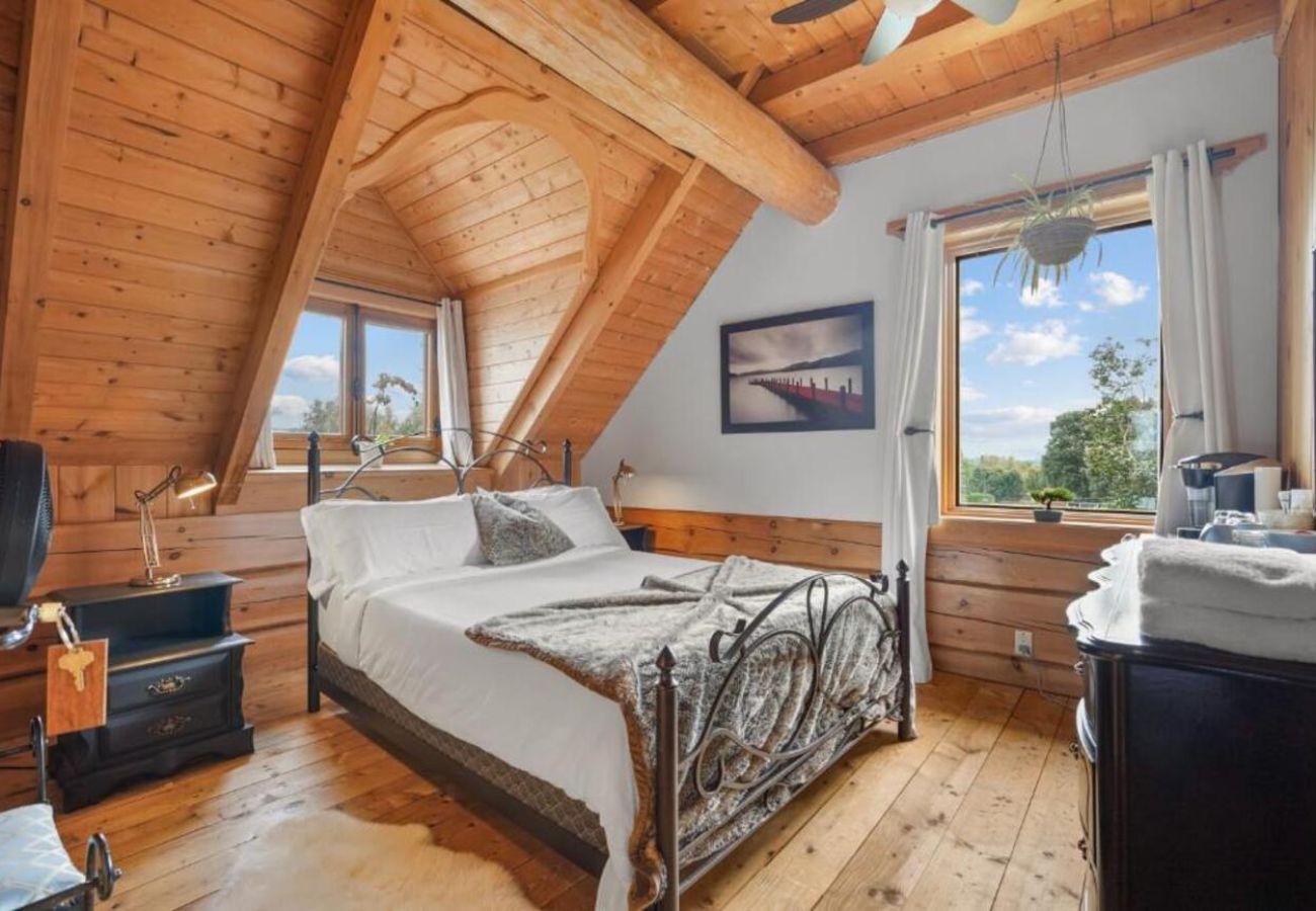 House in Laval - CAN017 : La Maison en Bois Rond