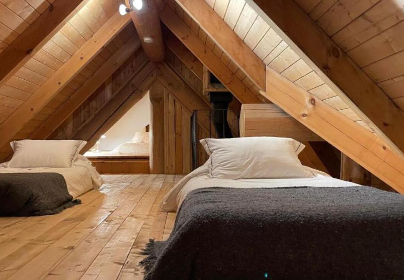 House in Laval - CAN017 : La Maison en Bois Rond