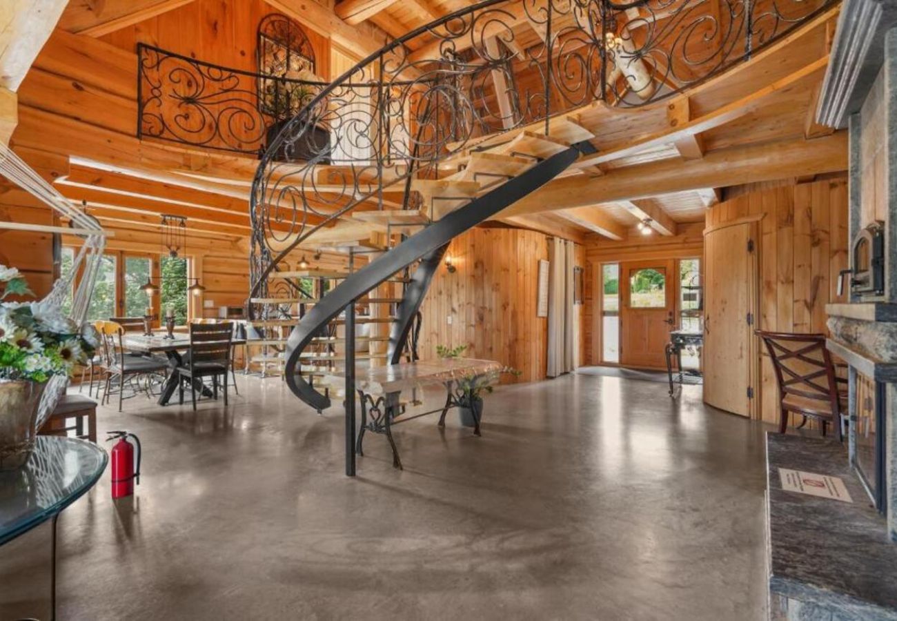 House in Laval - CAN017 : La Maison en Bois Rond