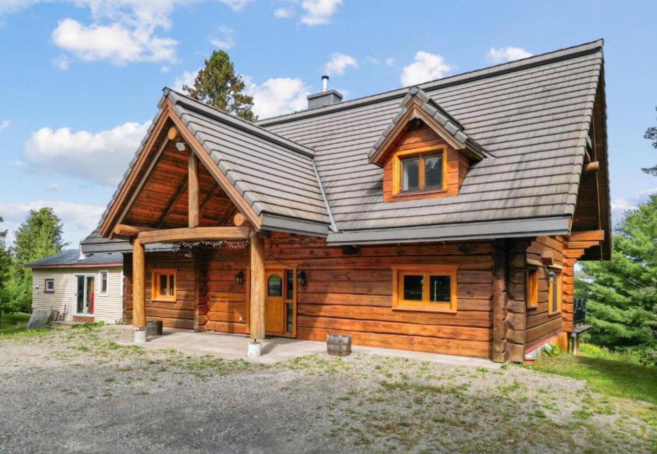 House in Laval - CAN017 : La Maison en Bois Rond