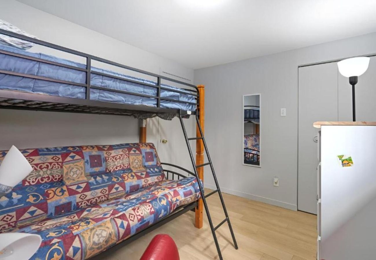 House in Laval - CAN018 : Refuge des pentes