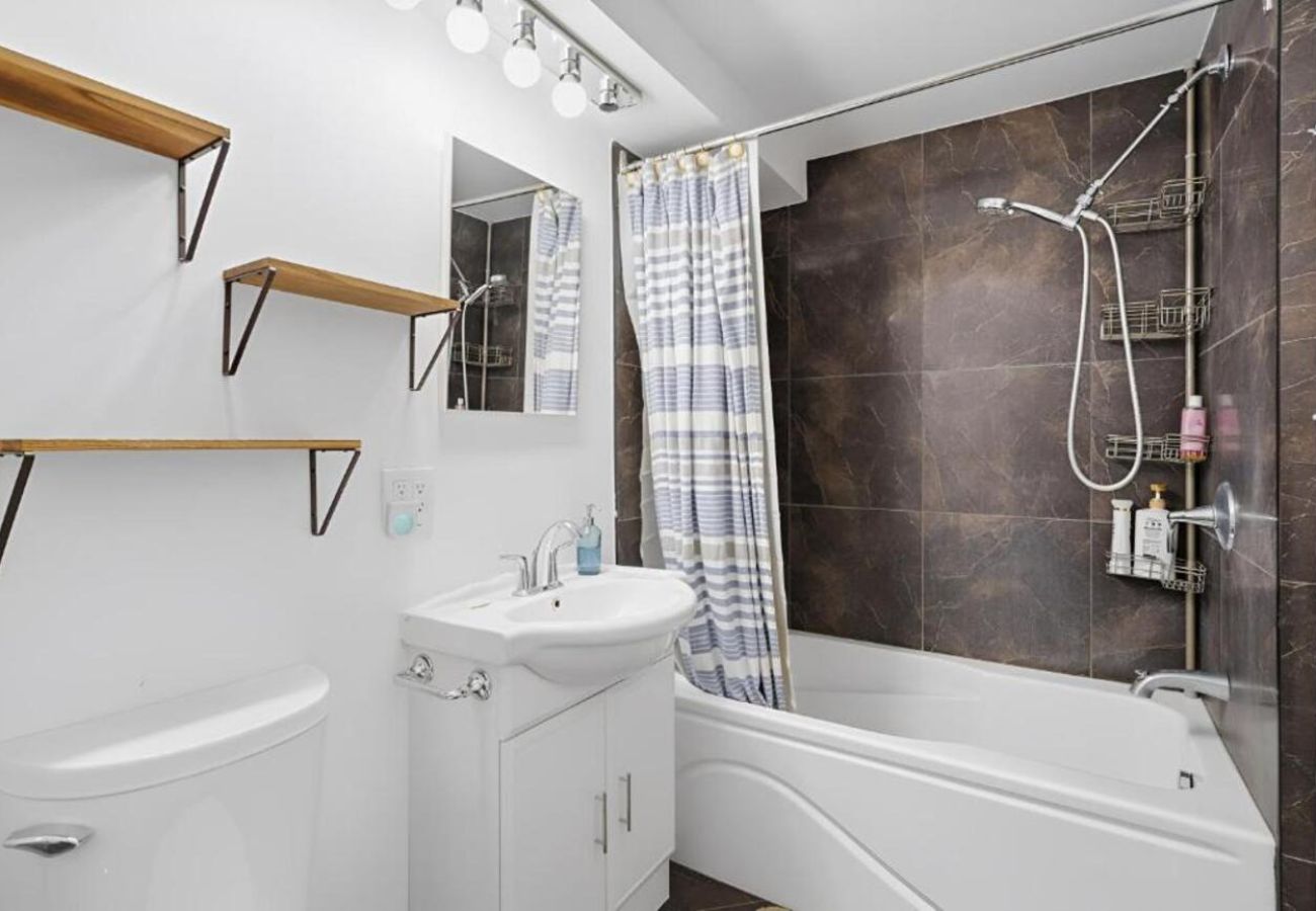 House in Laval - CAN018 : Refuge des pentes