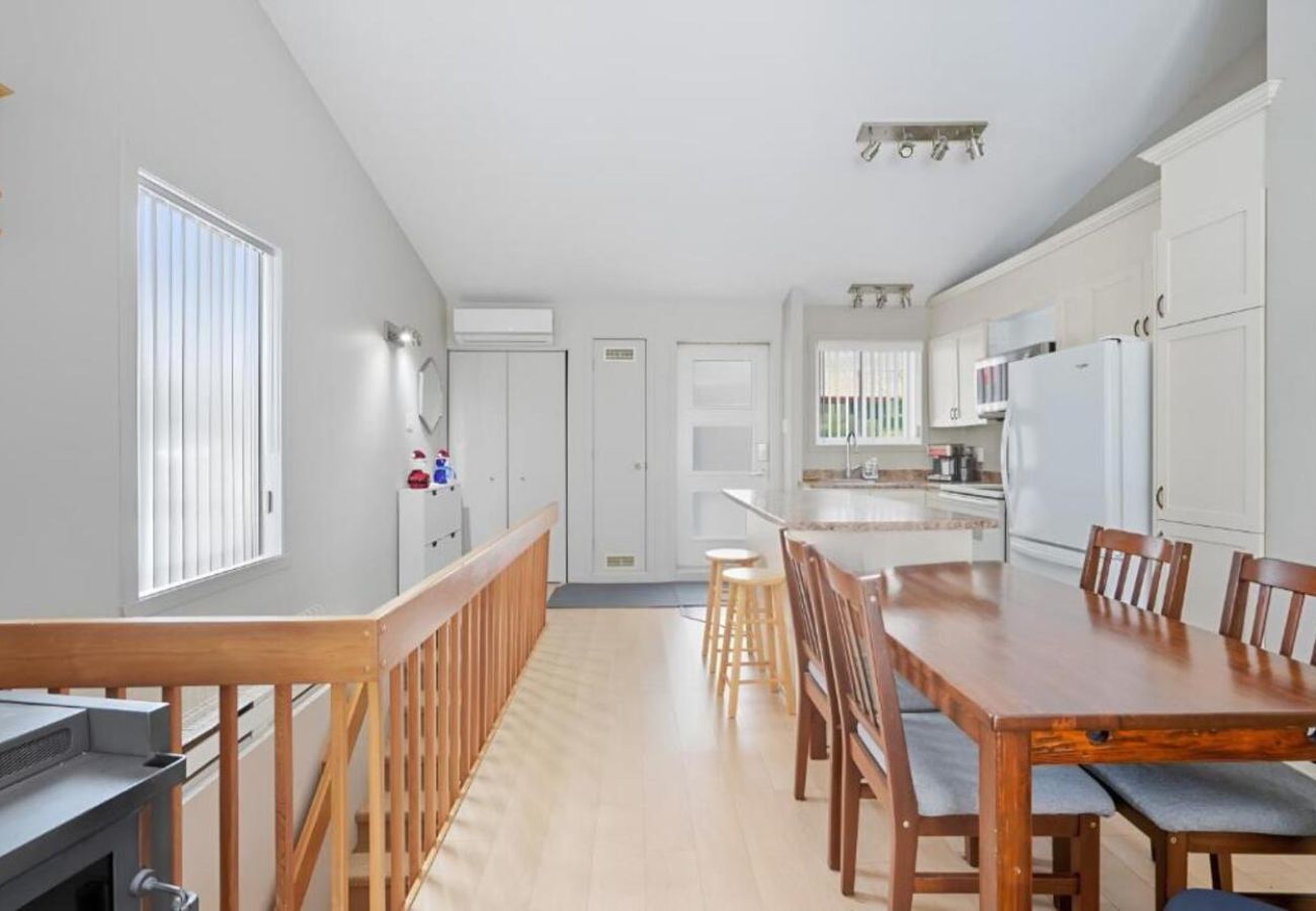 House in Laval - CAN018 : Refuge des pentes