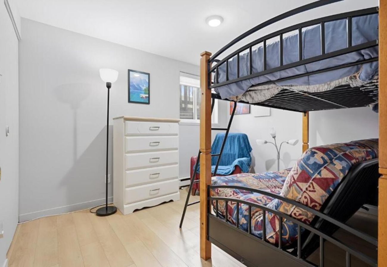 House in Laval - CAN018 : Refuge des pentes