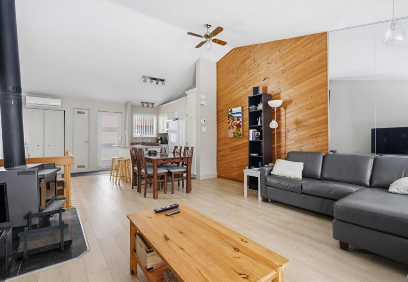 House in Laval - CAN018 : Refuge des pentes