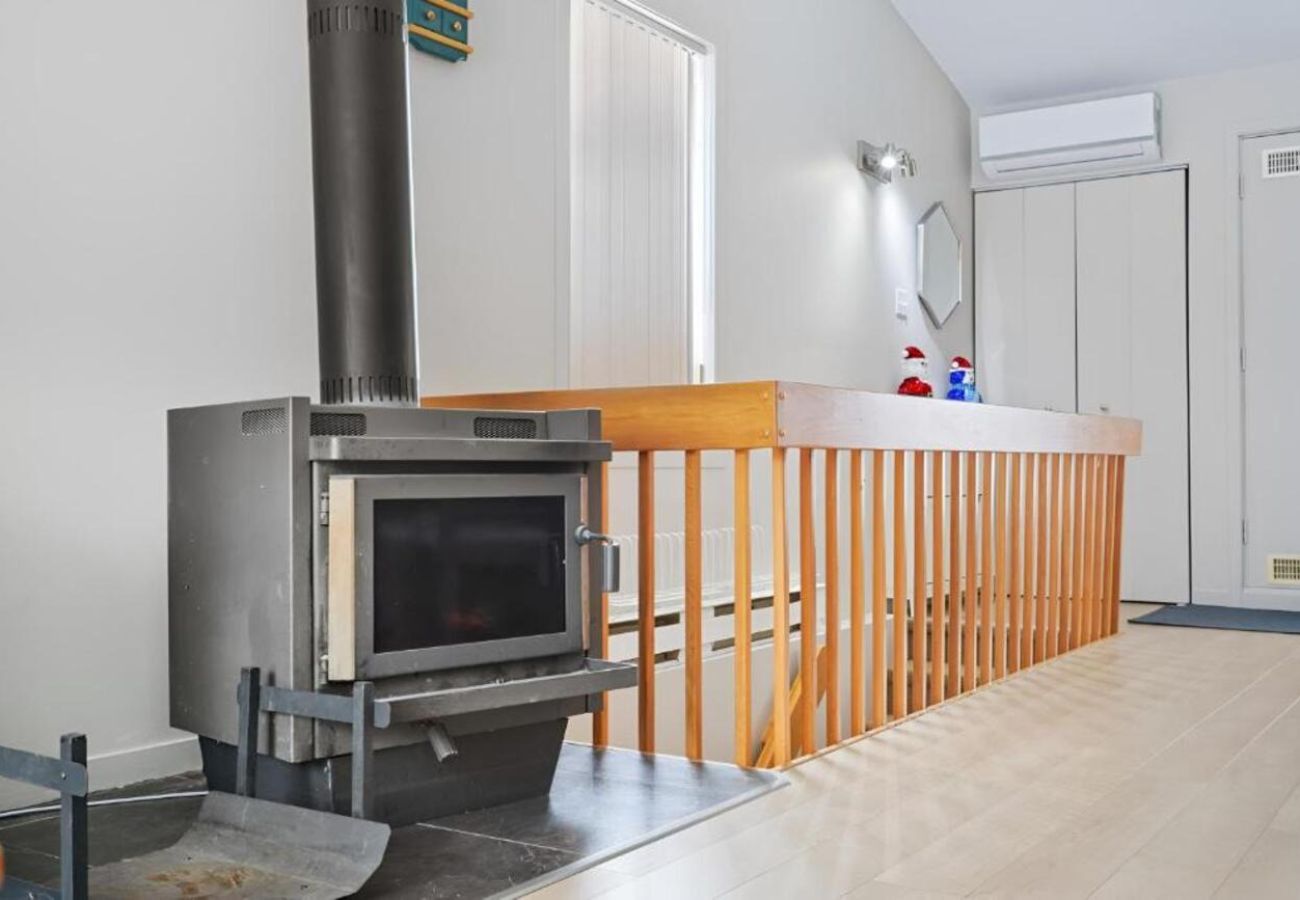 House in Laval - CAN018 : Refuge des pentes