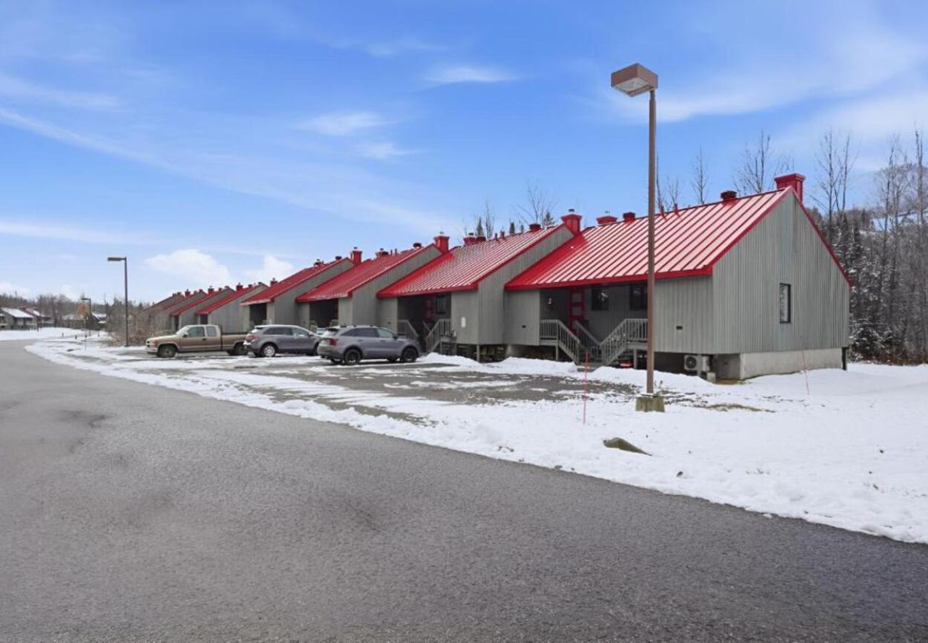 House in Laval - CAN018 : Refuge des pentes