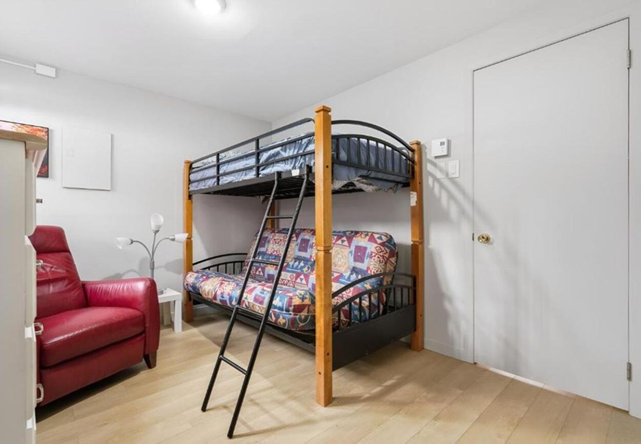 House in Laval - CAN018 : Refuge des pentes