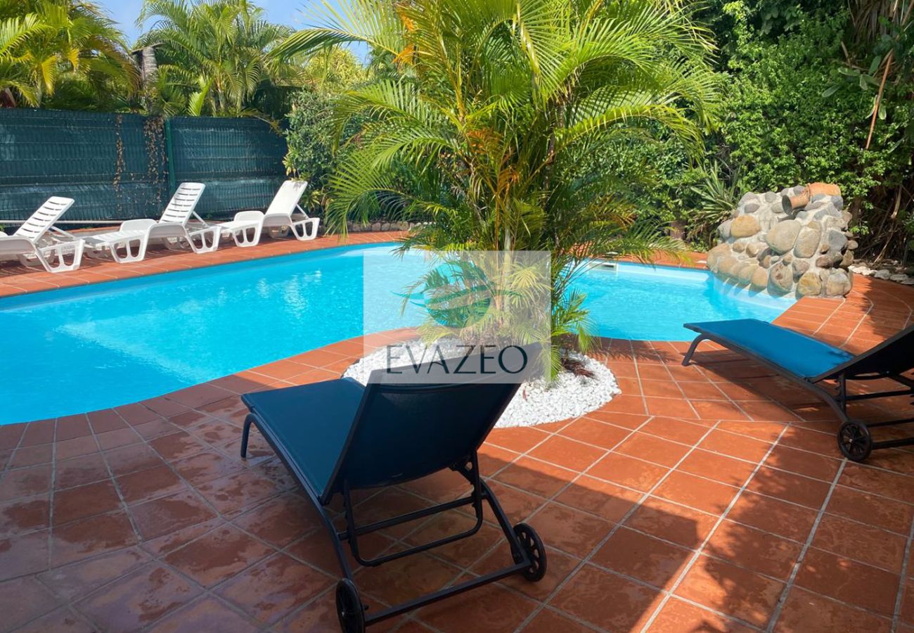 Villa/Dettached house in Saint-François - Villa T3 avec piscine à 200m plage st François
