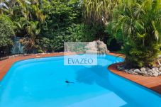 Villa/Dettached house in Saint-François - Villa T3 avec piscine à 200m plage st François