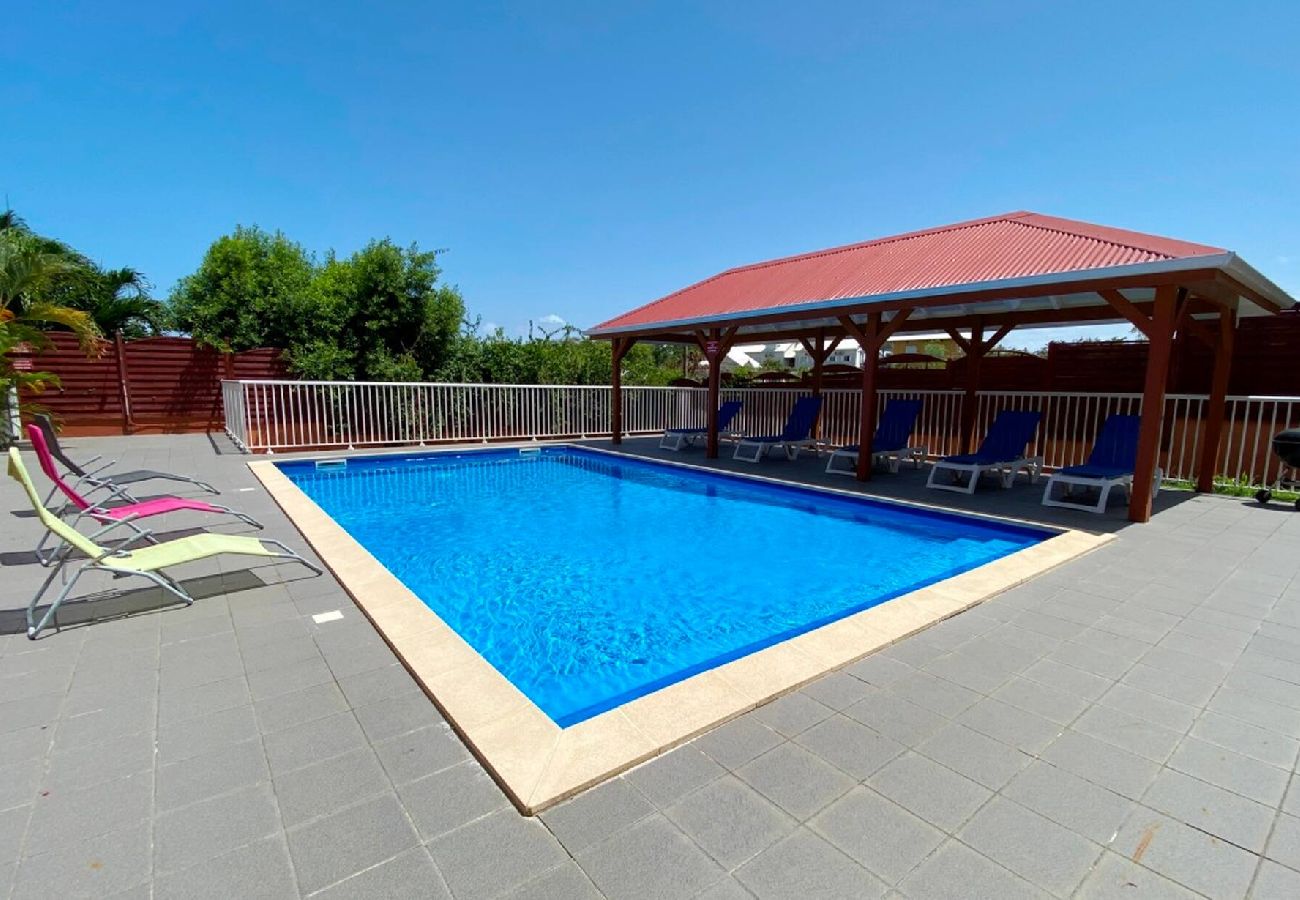 Villa à Le Gosier - Villa Sainte Anne ref G112A 5ch piscine 100m plage