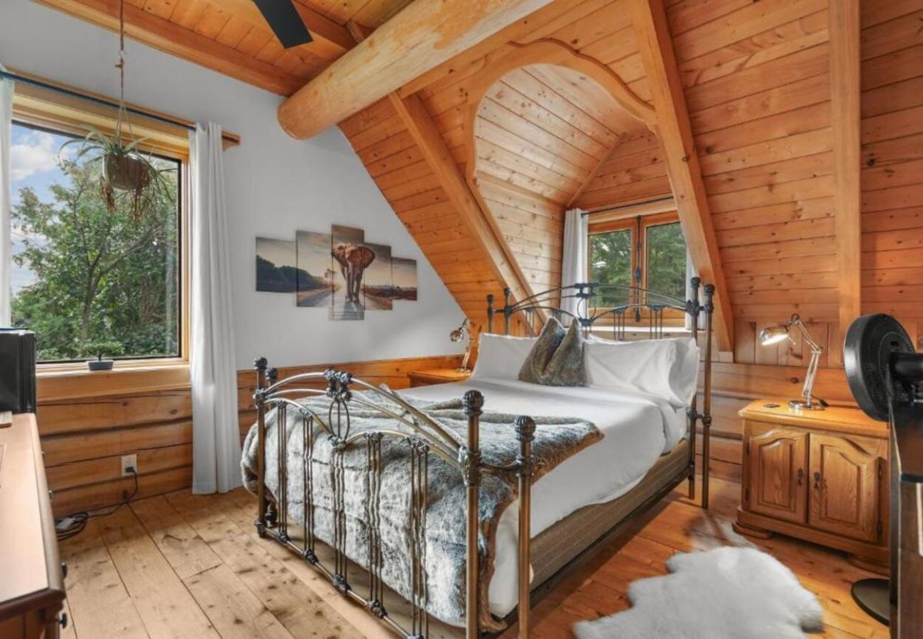 Maison à Laval - CAN017 : La Maison en Bois Rond