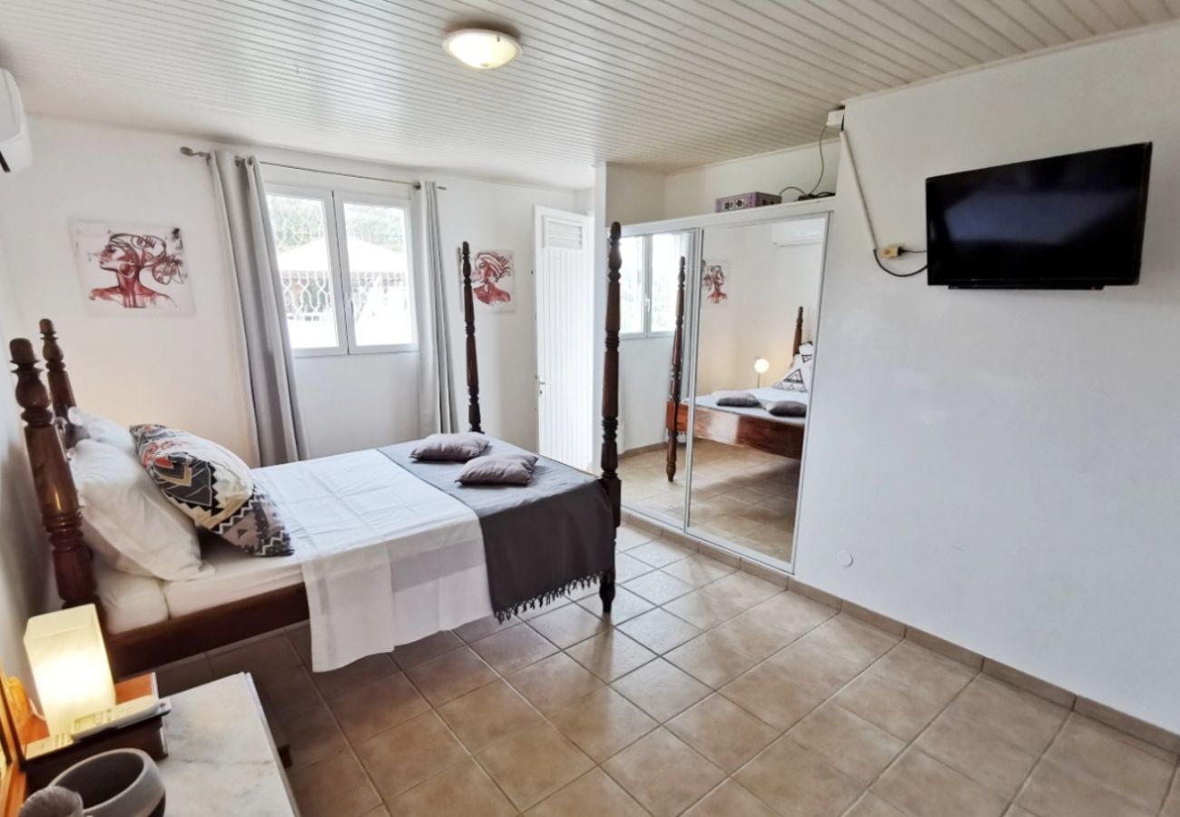 Villa à Sainte-Anne - Villa à Sainte Anne Ref M055b 3ch + 1 appt piscine