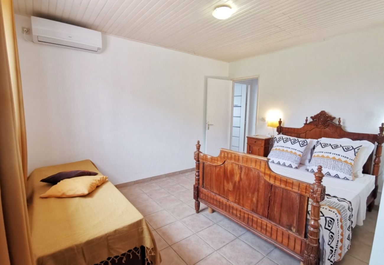 Villa à Sainte-Anne - Villa à Sainte Anne Ref M055b 3ch + 1 appt piscine